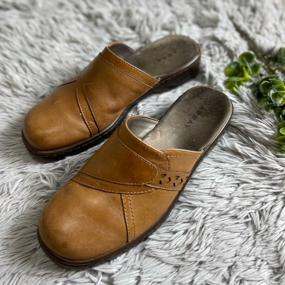 Array Chorus Tan Leather Clog Size 7.5 - image 1